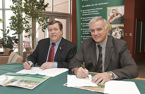 Messieurs Claude Paul-Hus, président du conseil d'administration de l'Ordre des CMA du Québec et Roger Noël, doyen de la Faculté d'administration 