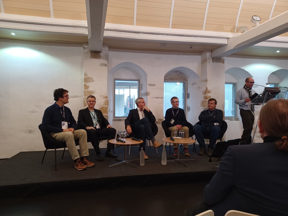 Les professeurs Pierre-Martin Tardif (&Eacute;cole de gestion) et Marc Frappier (Facult&eacute; des sciences, directeur scientifique du P&ocirc;le), respectivement 2e&nbsp;et 3e&nbsp;sur la photo, ont particip&eacute; &agrave; une table ronde intitul&eacute;e &laquo;&nbsp;Avanc&eacute;es scientifiques pour faire face aux cyber-attaques sp&eacute;cifiques aux architectures 5G et au-del&agrave; &raquo;, anim&eacute;e par le professeur&nbsp;David Espes,&nbsp;enseignant chercheur &agrave; l'Universit&eacute; de Bretagne Occidentale (au lutrin).