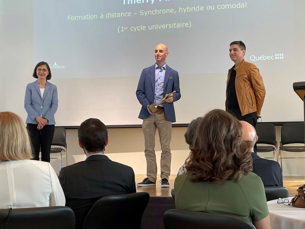 Le professeur Andr&eacute; Cayer et le charg&eacute; de cours &agrave; forfait Thierry Pilote ont fi&egrave;rement re&ccedil;u le Prix de la ministre en enseignement sup&eacute;rieur, volet formation &agrave; distance synchrone, hybride ou comodal, des mains de la ministre Danielle McCann.
