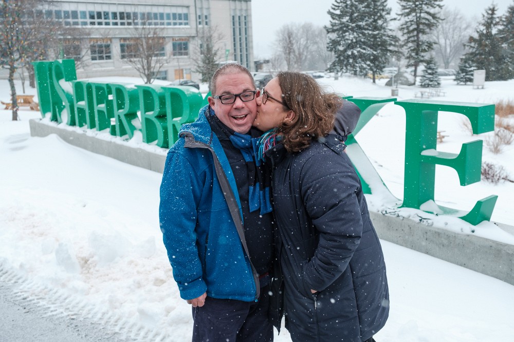 Marc Nadeau et Audrey Pinsonneault-Grenier sur le campus de l'Universit&eacute; de Sherbrooke, l&agrave; o&ugrave; ils se sont rencontr&eacute;s.