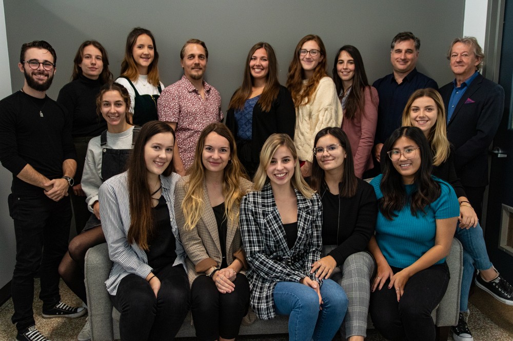 L&rsquo;&eacute;quipe de l&rsquo;agence-&eacute;cole est compos&eacute;e d&rsquo;&eacute;tudiantes et d&rsquo;&eacute;tudiants du baccalaur&eacute;at en communication appliqu&eacute;e ainsi que de la ma&icirc;trise en communication.