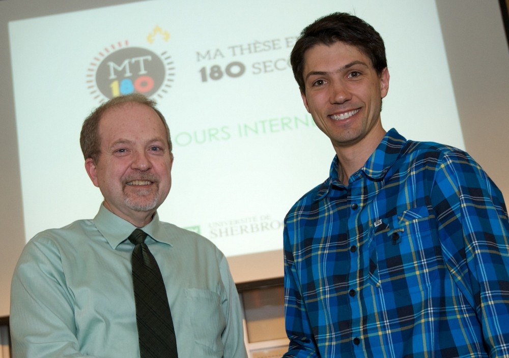 Fr&eacute;d&eacute;ric Picard-Jean, &agrave; droite, repr&eacute;sentera l'UdeS &agrave; la grande finale qu&eacute;b&eacute;coise du concours Ma th&egrave;se en 180&nbsp;secondes. Il re&ccedil;oit ici les f&eacute;licitations du vice-recteur associ&eacute; &agrave; la recherche, Pierre-Richard Gaudreault.
