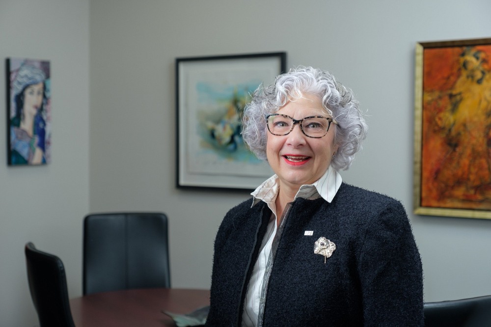 Passionn&eacute;e par les arts et la culture, la vice-rectrice &agrave; la vie &eacute;tudiante et secr&eacute;taire g&eacute;n&eacute;rale, la professeure Jocelyne Faucher, contribue au positionnement de ces domaines &agrave; l'UdeS par l'entremise d'un don majeur.