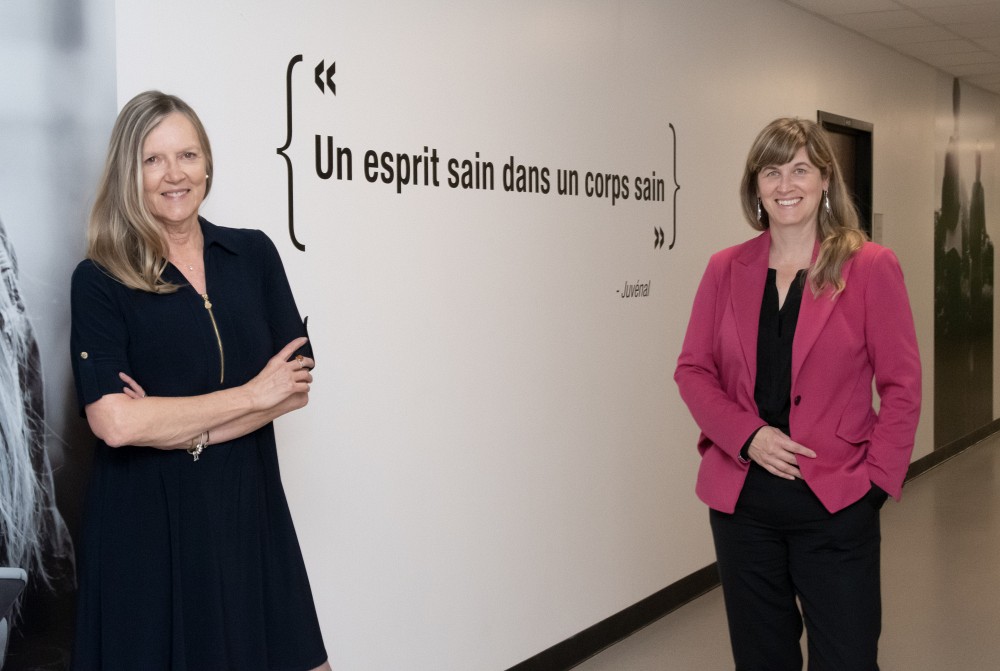 Sylvie Bouchard, gestionnaire en philanthropie, accompagn&eacute;e de la doyenne de la Facult&eacute; des sciences de l'activit&eacute; physique, Isabelle J.Dionne.
