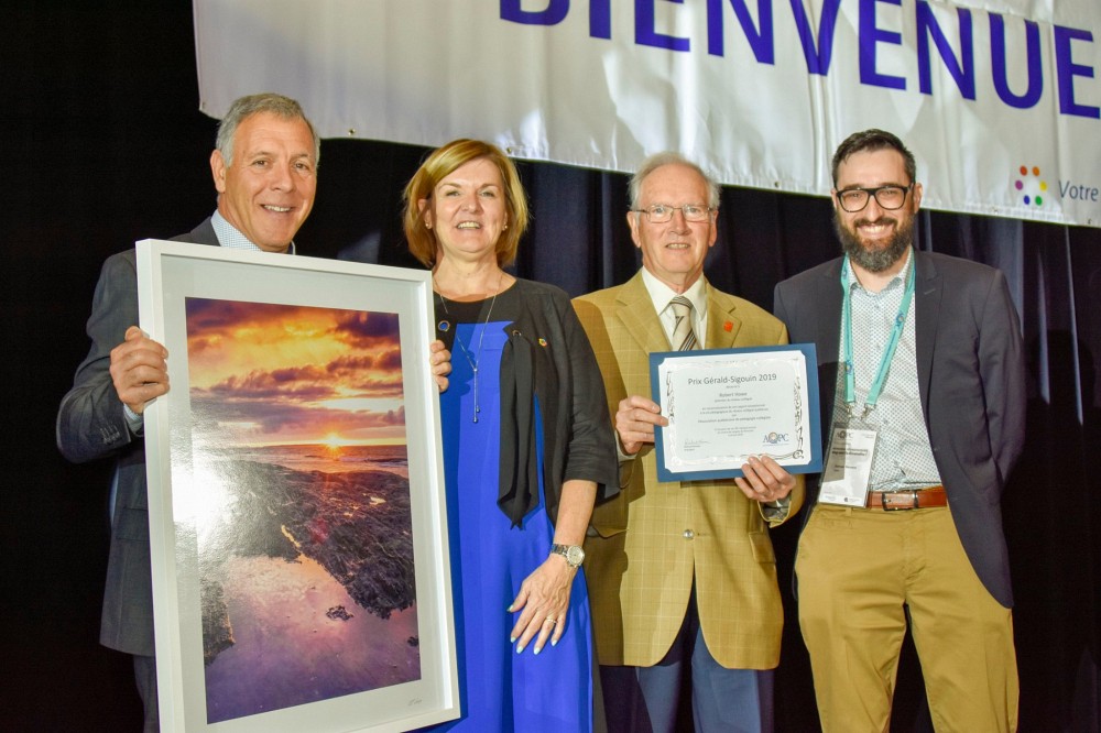 Richard Moisan, pr&eacute;sident de l'AQPC, Sylvie Boivin, repr&eacute;sentante de La Capitale, Robert Howe, r&eacute;cipiendaire du prix G&eacute;rald-Sigouin, et Samuel Bernard, pr&eacute;sident g&eacute;n&eacute;ral de l'AQPC.