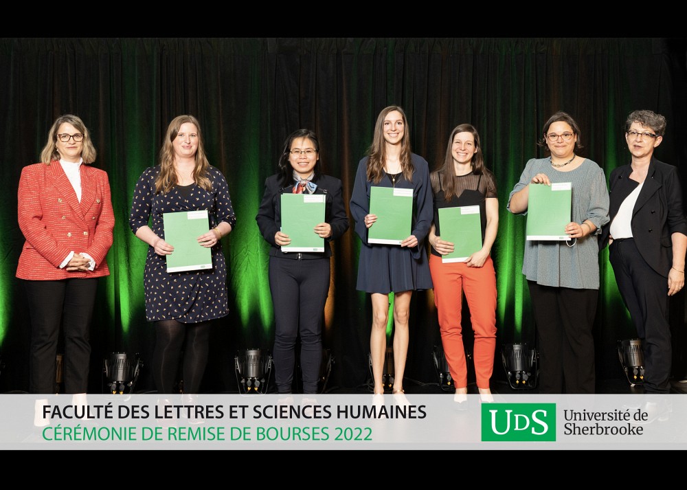 La c&eacute;r&eacute;monie de remise des bourses de la FLSH a permis d'honorer 41 r&eacute;cipiendaires provenant de tous les secteurs de la FLSH, notamment des &eacute;tudiantes &agrave; la ma&icirc;trise en service social et &agrave; la ma&icirc;trise en g&eacute;rontologie. De gauche &agrave; droite : Pre Nathalie Delli Colli, directrice - &Eacute;cole de travail social, Agathe Chaintr&eacute; Prieur, Trang Nguyen, Alexandra Lemay-Compagnat, Julie Martin, Catherine Pinard (repr&eacute;sentante de Solange Nkulikiyinka) et Myl&egrave;ne Salles, coordonnatrice acad&eacute;mique 2e et 3e cycles - &Eacute;cole de travail social.