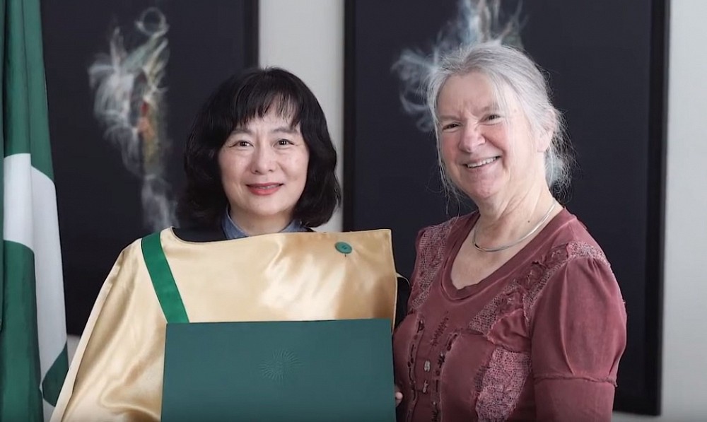 Sunny Fan ne parlait presque pas fran&ccedil;ais &agrave; son arriv&eacute;e au Qu&eacute;bec. Elle a su relever les d&eacute;fis, faire fi de la barri&egrave;re de la langue et pers&eacute;v&eacute;rer pour finalement terminer sa ma&icirc;trise en g&eacute;rontologie. Sur cette photo, elle est en pr&eacute;sence de la vice-doyenne &agrave; la recherche et aux &eacute;tudes sup&eacute;rieures de la Facult&eacute; des lettres et sciences humaines, la professeure Th&eacute;r&egrave;se Audet, qui l'a &eacute;paul&eacute;e tout au long du processus.