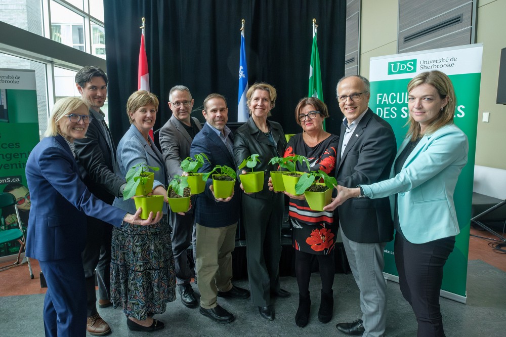 &Agrave; partir de la gauche : Mme Roseann O'Reilly Runte, PDG de la FCI; M. Hugo Dionne, attach&eacute; de presse pour Genevi&egrave;ve H&eacute;bert, la d&eacute;put&eacute;e de Saint-Fran&ccedil;ois et whip adjointe du gouvernement; Marie-Claude Bibeau, d&eacute;put&eacute;e de Compton-Stanstead et ministre du Revenu national; le Pr&nbsp;Peter Moffett, directeur scientifique du CORS&Egrave;VE; le Pr&nbsp;S&eacute;bastien Roy, responsable du laboratoire mobile; la Pre&nbsp;Anja Geitmann, doyenne &agrave; l&rsquo;Universit&eacute; McGill; la Pre&nbsp;Carole Beaulieu, doyenne de la Facult&eacute; des sciences; le Pr&nbsp;Pierre Cossette, recteur de l&rsquo;UdeS; et Catherine Latendresse de chez METRO, un donateur majeur ayant contribu&eacute; au projet.