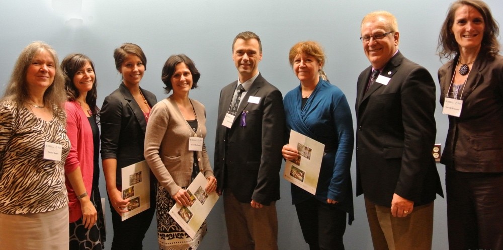 Pre Th&eacute;r&egrave;se Audet, vice-doyenne &agrave; la recherche et aux &eacute;tudes sup&eacute;rieures et secr&eacute;taire de facult&eacute; &agrave; la FLSH, les r&eacute;cipiendaires Andr&eacute;e Bureau, Elo&iuml;se Ren&eacute; et Rachel Boulianne, M. Paul Leclerc, repr&eacute;sentant le donateur Chartwell Villa de l&rsquo;Estrie, la r&eacute;cipiendaire Louise Drouin, M. Paul Legault, repr&eacute;sentant le donateur Chartwell Seigneuries du Carrefour et Mme Marcelle Rousseau, repr&eacute;sentant La Fondation de l&rsquo;UdeS