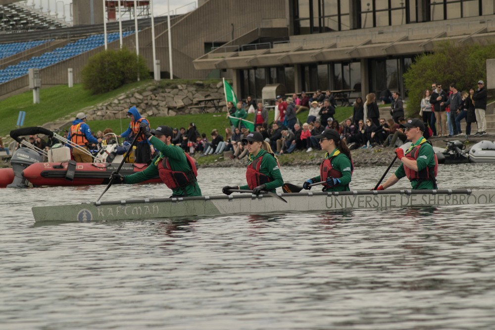 Des membres de la d&eacute;l&eacute;gation sherbrookoise du Raftman pagaient sur la bassin d'eau de l'&Icirc;le Notre-Dame &agrave; Montr&eacute;al.