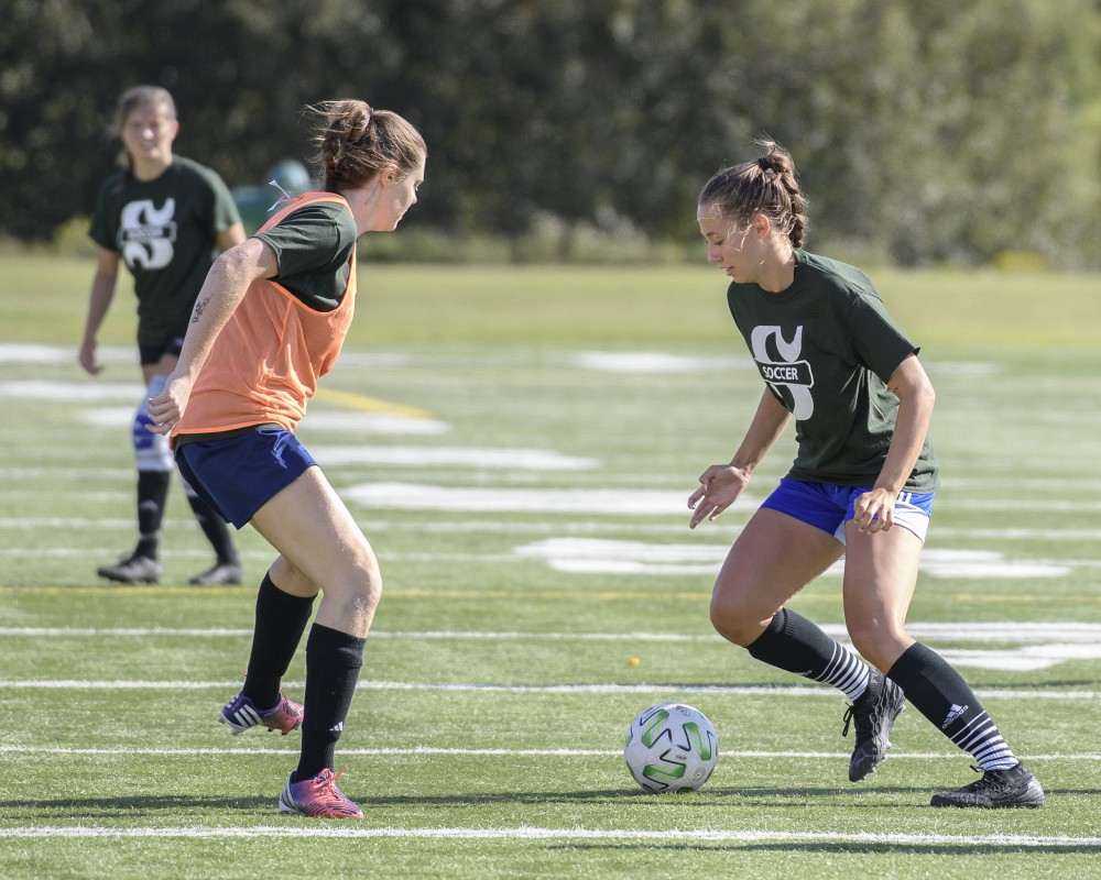 La recrue Kerstin-Delaney O&rsquo;Meara (en vert) en action au camp de s&eacute;lection de l'&eacute;quipe f&eacute;minine de soccer Vert & Or.