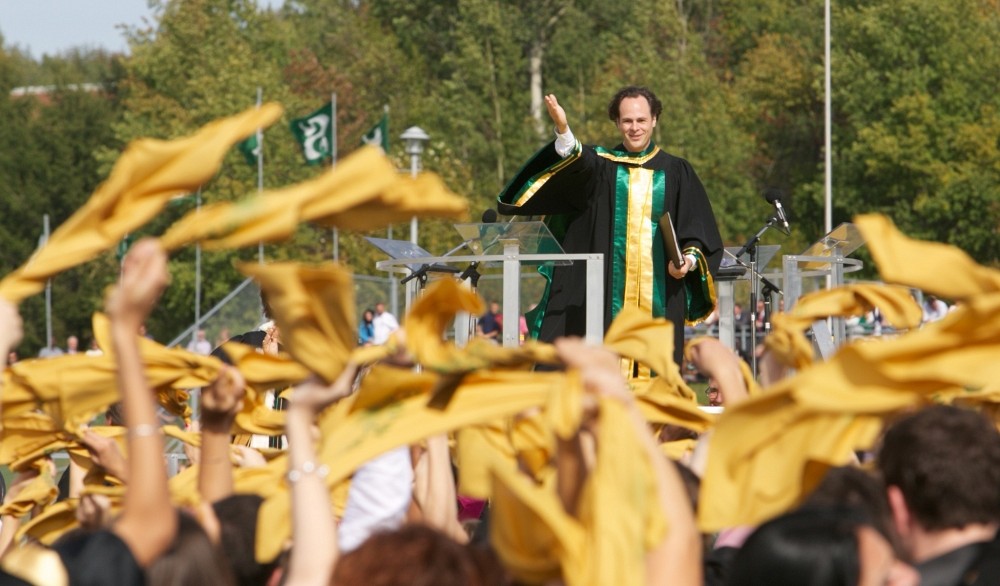 Les doyens ont tour &agrave; tour pr&eacute;sent&eacute; les dipl&ocirc;m&eacute;es et dipl&ocirc;m&eacute;s de leur facult&eacute;.