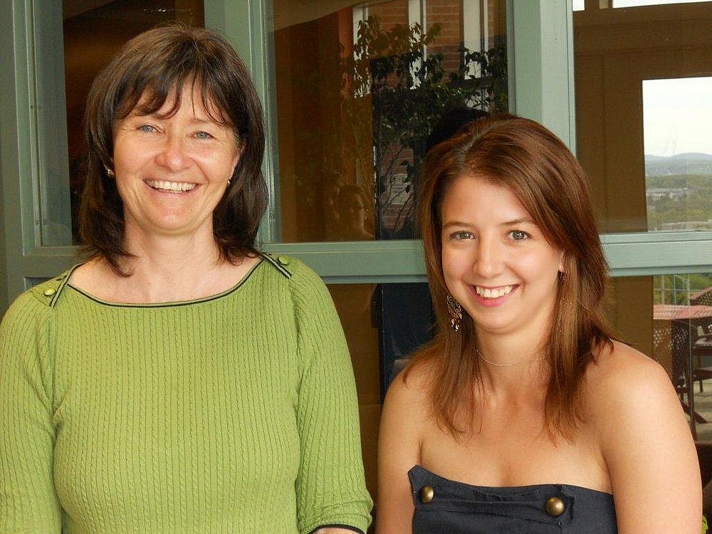 Francine Turmel, doyenne de la Facult&eacute; d'administration, et Catherine Beaulieu-Girard, qui a obtenu deux bourses lors de la remise des Prix d'honneur.