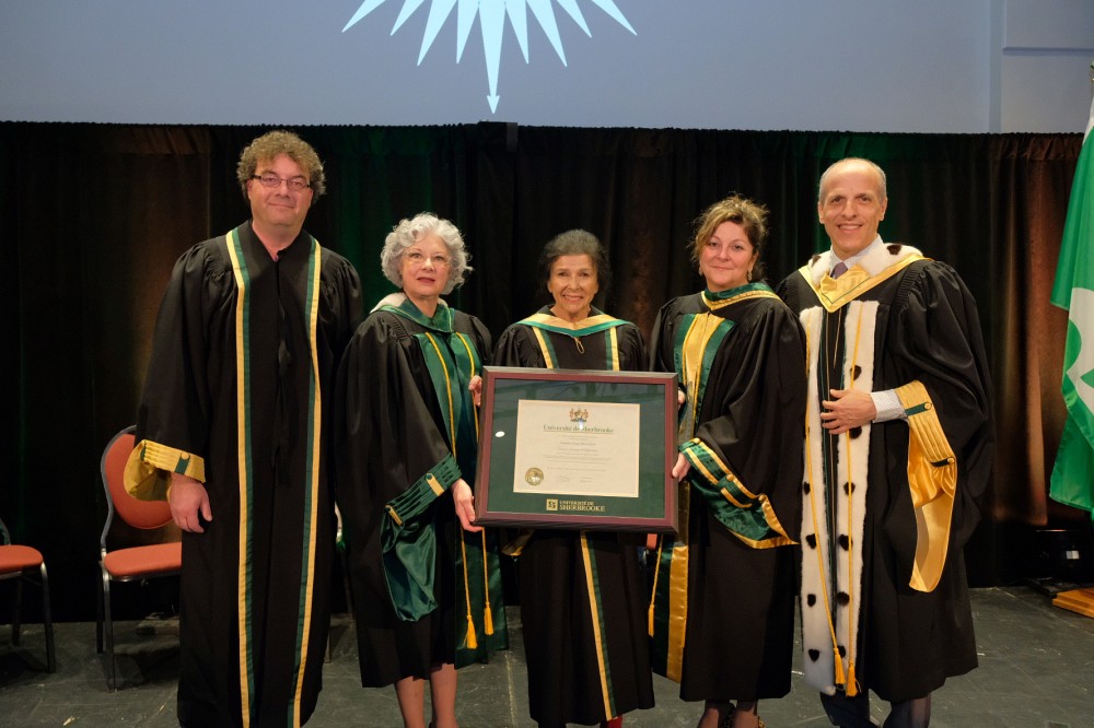 L&rsquo;Universit&eacute; de Sherbrooke a eu le privil&egrave;ge d'attribuer un doctorat honoris causa &agrave; la cin&eacute;aste de renomm&eacute;e internationale Alanis Obomsawin, le 15 mars, au Centre culturel.