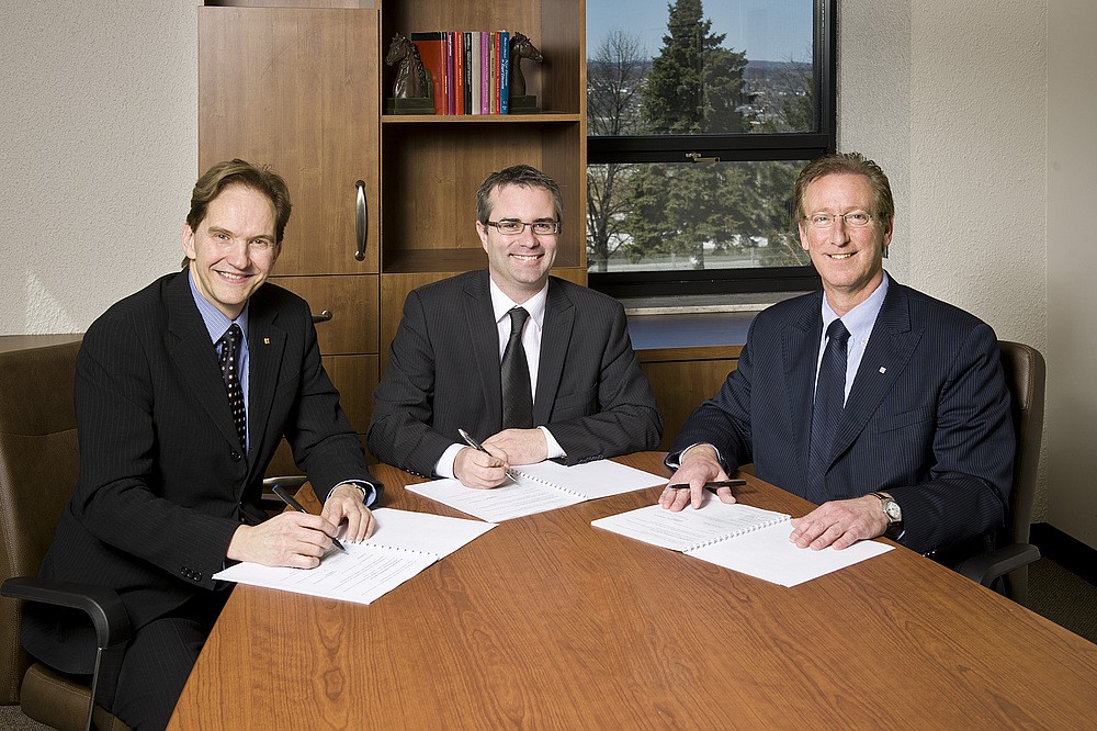 Daniel Proulx, doyen de la Facult&eacute;, Me Alain Heyne, b&acirc;tonnier du Barreau de St-Fran&ccedil;ois et Me Fran&ccedil;ois Dub&eacute;, directeur g&eacute;n&eacute;ral de La Fondation de l'UdeS.
