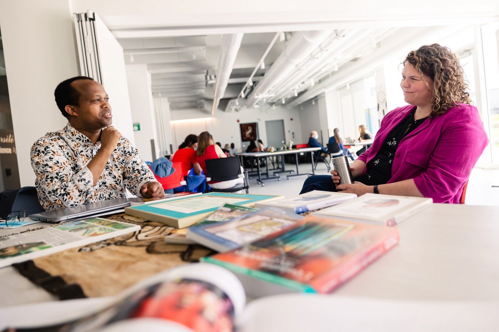 Jean-Gabin Ntebutse (livre) et Marie-France Lafaille (lectrice)