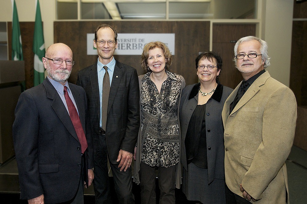 Les r&eacute;cipiendaires de la Grande distinction en enseignement universitaire L&eacute;o Provencher et l'&eacute;quipe de l'&Eacute;cole de r&eacute;adaptation compos&eacute;e de Johanne Desrosiers, Louisette Mercier et Michel Tousignant entourent Louis Taillefer (2e), r&eacute;cipiendaire du Prix de la recherche et de la cr&eacute;ation (voir autre texte sur ce prix).
