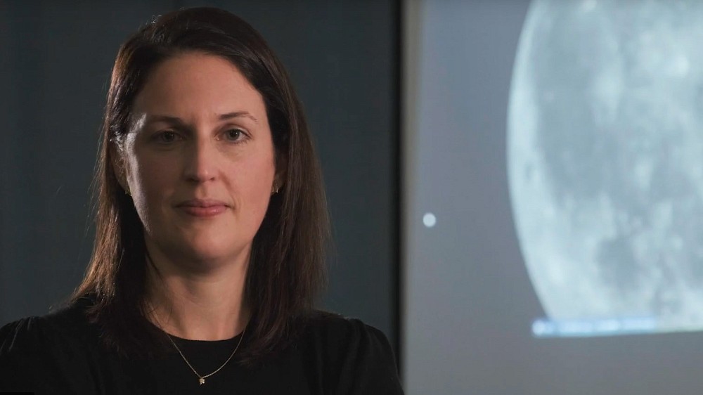 La professeure&nbsp;Myriam Lemelin, sp&eacute;cialiste en t&eacute;l&eacute;d&eacute;tection spatiale au D&eacute;partement de g&eacute;omatique appliqu&eacute;e de la Facult&eacute; des lettres et sciences humaines, est l'instigatrice de l'&eacute;v&eacute;nement local du &laquo;NASA Space Apps Challenge&raquo; &agrave; Sherbrooke.