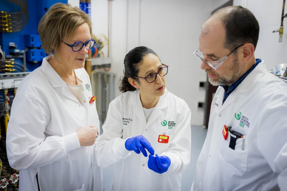 La Pre Brigitte Gu&eacute;rin (&agrave; gauche), professeure-chercheuse &agrave; l'Institut de recherche sur le cancer de l'Universit&eacute; de Sherbrooke (IRCUS), en compagnie de Samia Ait-Mohand, Ph. D., et S&eacute;bastien Tremblay, Ph. D., les professionnels de recherche ayant relev&eacute; les d&eacute;fis et mis au point la production &agrave; grande &eacute;chelle du 68Ga avec des solutions novatrices.
