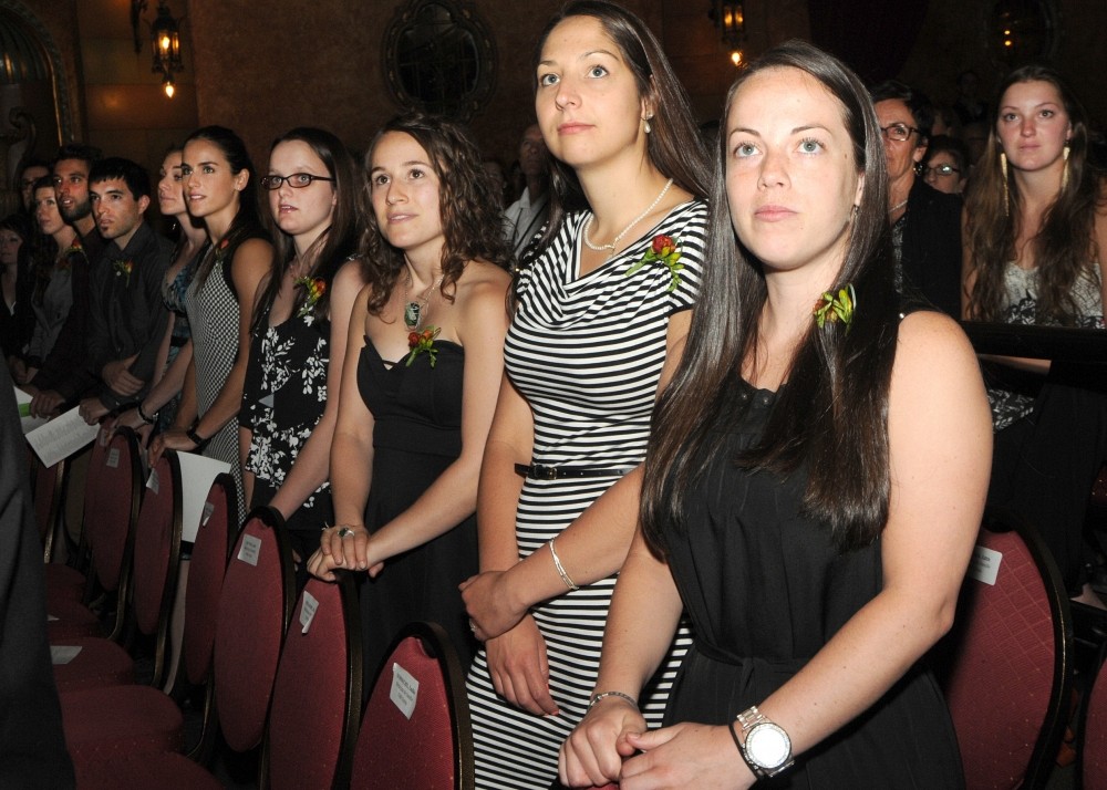 Les nouveaux m&eacute;decins en train de pr&ecirc;ter le serment professionnel du m&eacute;decin