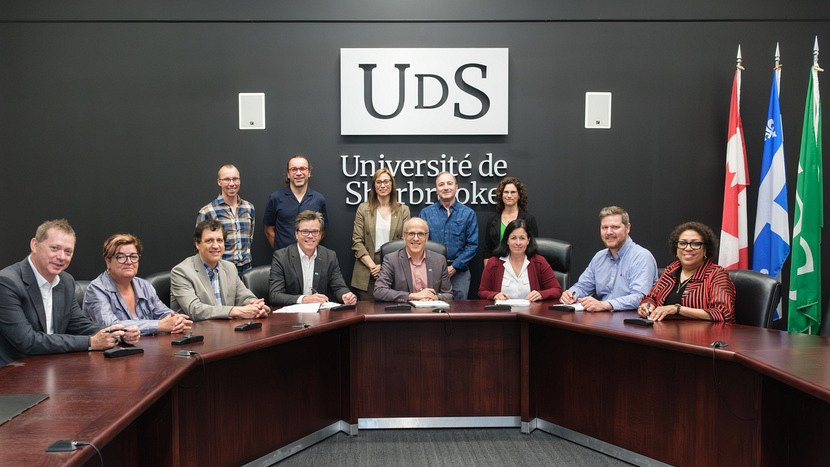 Les huit signataires de la nouvelle convention (&agrave; l&rsquo;avant) accompagn&eacute;s de personnes collaboratrices (debout)&nbsp;:&nbsp;M. Denis Simard, directeur de la section Relations de travail et r&eacute;mun&eacute;ration au SRH, Pre Carole Beaulieu, doyenne Sciences; Pr Louis Marquis, doyen Facult&eacute; de droit; Pr Patrik Doucet, vice-recteur aux ressources humaines; Pr Pierre Cossette, recteur; Pre Julie Myre Bisaillon, pr&eacute;sidente du SPPUS; Pr Finn Makela, 1er vice-pr&eacute;sident du SPPUS; Pre Gessie Brisard, secr&eacute;taire g&eacute;n&eacute;rale du SPPUS. &Agrave; l'arri&egrave;re :&nbsp;Pr Felix Berrigan secr&eacute;taire du SPPUS; Pr Jean-Pierre Le Glaunec, 2e vice-pr&eacute;sident du SPPUS; Sasha Cardinal, directrice g&eacute;n&eacute;rale du Service des ressources humaines ; Pr Mario Fortin, tr&eacute;sorier du SPPUS; Pre Manon-Ghislaine Guillemette, membre du comit&eacute; de n&eacute;gociation.