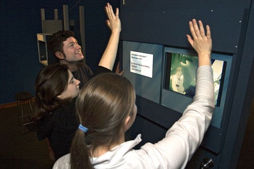 Guillaume Pratte, Marie-Josée Cardin et Catherine Hallé ont semblé apprécier leur visite de l\'exposition Au-delà de l\'image.
Photo : Michel Caron