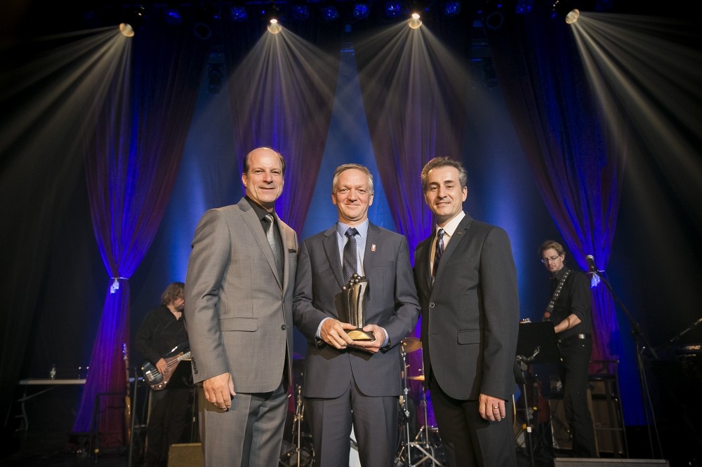 Le Pr Jean Verrault, laur&eacute;at d&rsquo;un prix dans la cat&eacute;gorie Carri&egrave;re, entour&eacute; de Jacques Fortier, pr&eacute;sident du C.A. du CHUS, et de Dr St&eacute;phane Tremblay, directeur g&eacute;n&eacute;ral du CHUS.