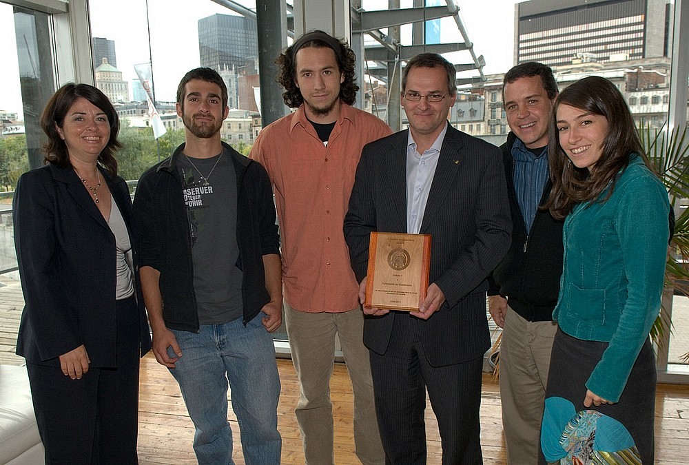 La ministre Line Beauchamp et Geneviève Dufresne, coordonnatrice québécoise de Campus Durable à la CJS, entourent les représentants de l'UdeS&nbsp;: Julien Lamarche, Antoni Daigle, le vice-recteur Alain Webster, et Patrice Cordeau, conseiller en environnement et développement durable.
