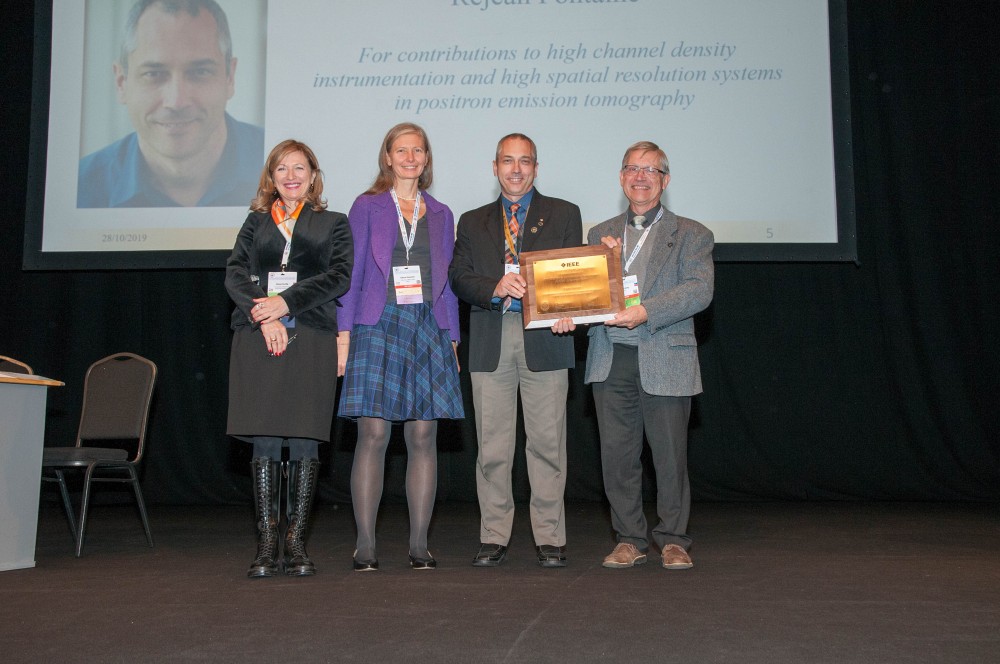 Le professeur R&eacute;jean Fontaine qui re&ccedil;oit son prix&nbsp;Emilio Gatti Radiation Instrumentation Technical Achievement Award