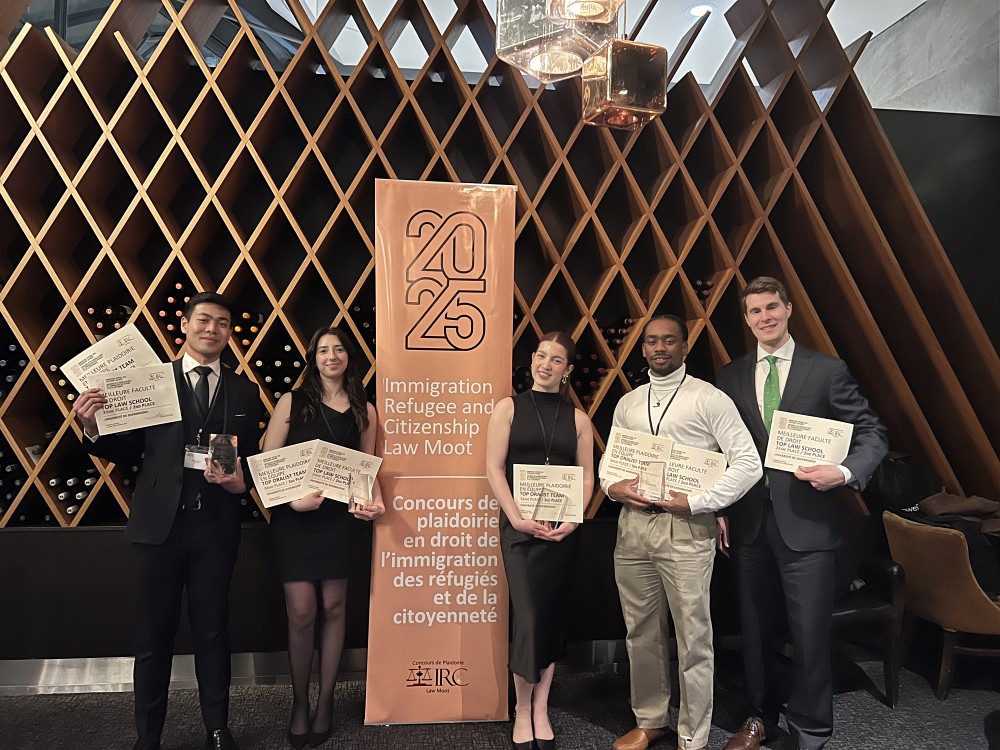 L'&eacute;quipe de la Facult&eacute; de droit de l'UdeS :&nbsp;Frederick Pham,&nbsp;Ana-Maria Dumitrache,&nbsp;Charlotte Blouin,&nbsp;Fretzy Jotham Limoundjy Simeon et le charg&eacute; de cours Me&nbsp;Sean Doyle