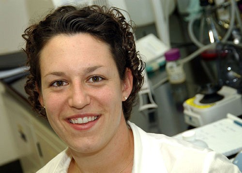 Hélène Beaudry, doctorante en physiologie, a vu ses travaux de recherche récompensés par l'Acfas, qui lui a remis le prix Bernard-Belleau. Elle est la 1re chercheuse de la Faculté de médecine et des sciences de la santé à recevoir ce prix prestigieux.