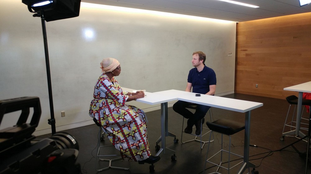 La professeure Justine Coulidiati participait &eacute;galement au tournage d&rsquo;une capsule vid&eacute;o avec David Morin, professeur &agrave; l&rsquo;&Eacute;cole de politique appliqu&eacute;e et cotitulaire de la Chaire UNESCO-PREV