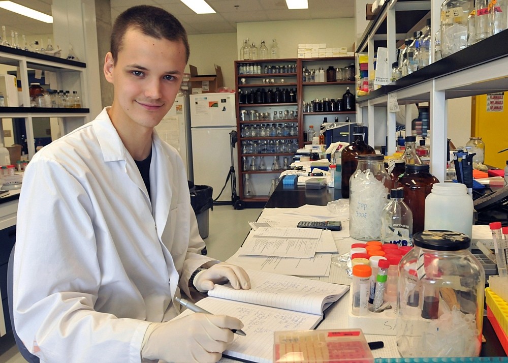 Fabien Dupuis-Sandoval, de l'Universit&eacute; Bishop's, effectue un stage &agrave; la Facult&eacute; de m&eacute;decine et des sciences de la sant&eacute; de l'UdeS.