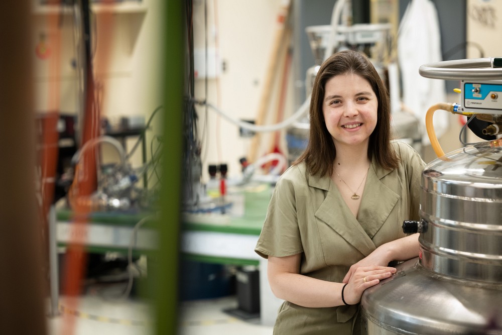 Emma Campillo Munoz, originaire de l'Espagne, fait partie de l'&eacute;quipe de recherche du professeur Louis Taillefer.