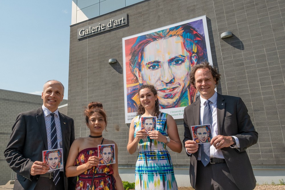 En 2018, l'UdeS a proc&eacute;d&eacute; au d&eacute;voilement d&rsquo;une murale artistique en soutien &agrave; Raif Badawi. Sur la photo, de gauche &agrave; droite :&nbsp;Pierre Cossette, recteur de l&rsquo;UdeS, Ensaf Haidar, &eacute;pouse de Raif Badawi, Roxane Sabourin, repr&eacute;sentante de la cohorte Raif Badawi en droit international et politique internationale appliqu&eacute;s &agrave; l&rsquo;UdeS, et&nbsp;S&eacute;bastien Lebel-Grenier, doyen de la Facult&eacute; de droit de l&rsquo;UdeS.