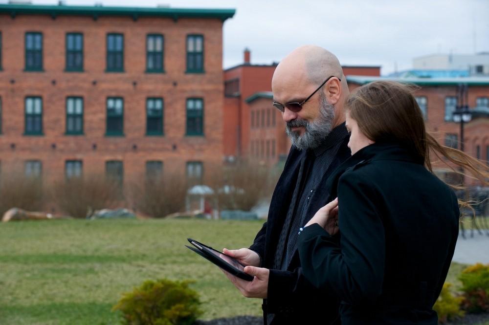 Le professeur L&eacute;on Robichaud et l'&eacute;tudiante Amy Labrosse-Proulx, qui a particip&eacute; au projet, testent le portail Sherbrooke, histoire et patrimoine.