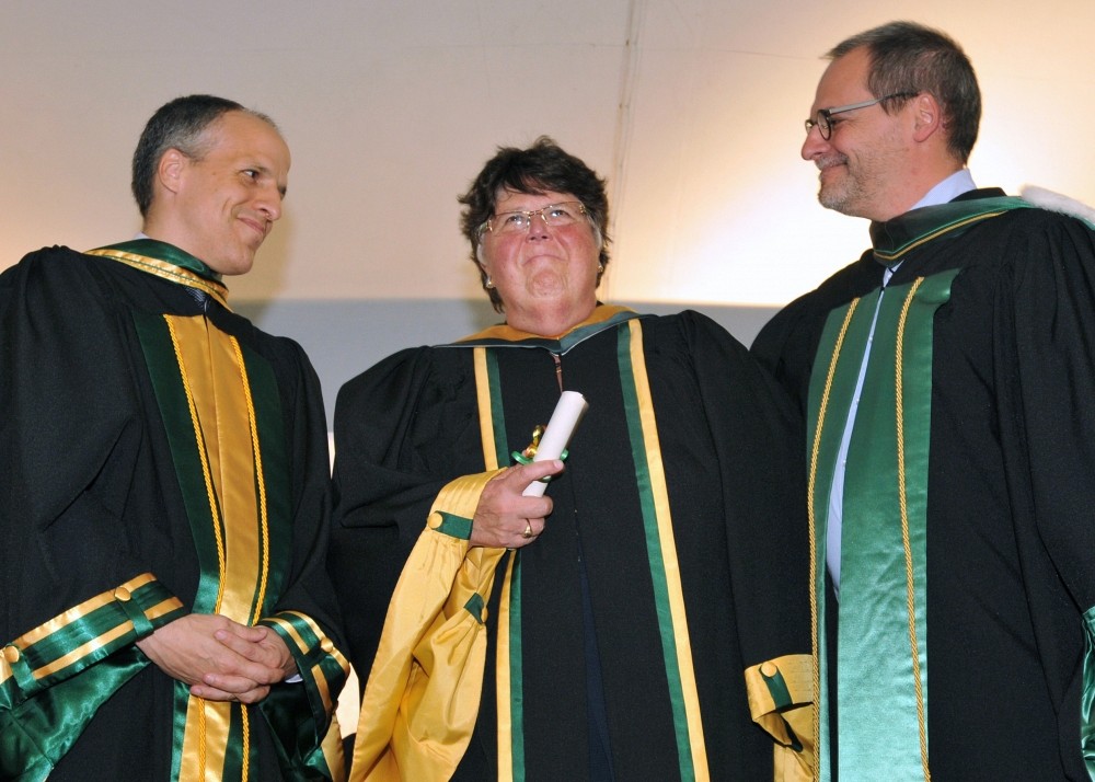 Carol Lilian Richards, au centre, entour&eacute;e du Pr Pierre Cossette, doyen de la FMSS et de Pr Alain Webster, vice-recteur au d&eacute;veloppement durable et aux relations gouvernementales