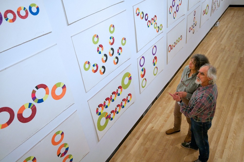 Regroup&eacute;s sous la signature COZIC, les artistes&nbsp;Monic Brassard et Yvon Cozic pr&eacute;sentent un nouveau langage dessin&eacute; et color&eacute;, Le Projet Code Couronne.