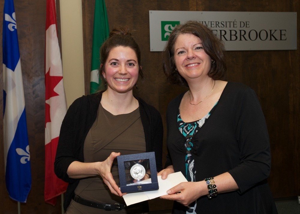 Majorie Leblanc, dipl&ocirc;m&eacute;e du baccalaur&eacute;at en enseignement au secondaire, a re&ccedil;u sa m&eacute;daille des mains de la vice-rectrice aux &eacute;tudes, Lucie Laflamme.