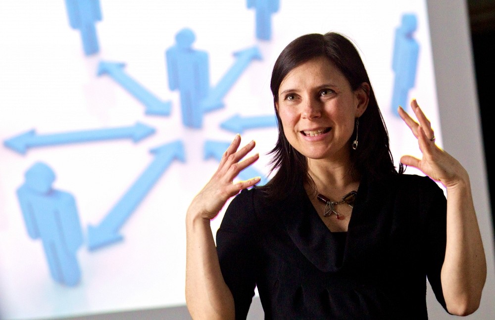 Selon la professeure Allison Marchildon, la recherche universitaire permet d&rsquo;avoir un regard critique sur les connaissances g&eacute;n&eacute;ralement accept&eacute;es. Dans son champ de recherche, cela signifie notamment de ne pas se limiter &agrave; recourir aux th&eacute;ories de la responsabilit&eacute; sociale des entreprises ou de l&rsquo;&eacute;thique des affaires, mais plut&ocirc;t de pr&eacute;coniser une approche interdisciplinaire ou l&rsquo;exploration.