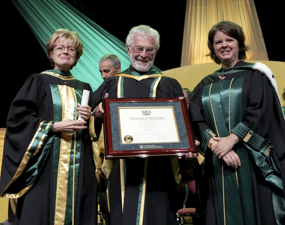 Le professeur &eacute;m&eacute;rite Francis Corpataux, entour&eacute; de la doyenne de la Facult&eacute; d&rsquo;&eacute;ducation Colette Deaudelin et de la vice-rectrice aux &eacute;tudes Lucie Laflamme.