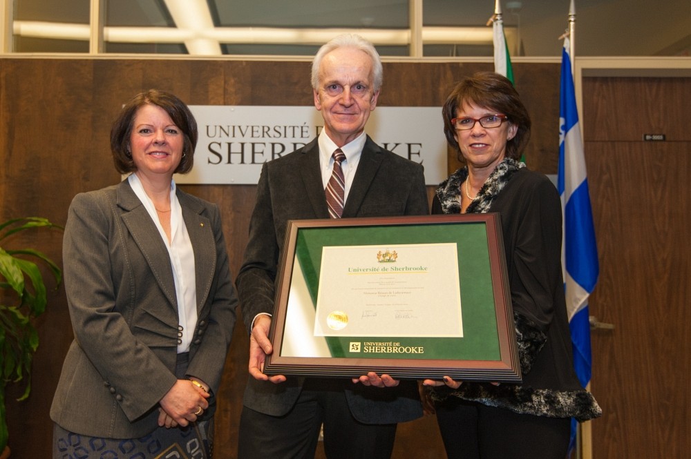 R&eacute;jean de Ladurantaye est entour&eacute; de Lucie Laflamme, vice-rectrice aux &eacute;tudes et de Luce Samoisette, rectrice de l'Universit&eacute; de Sherbrooke.