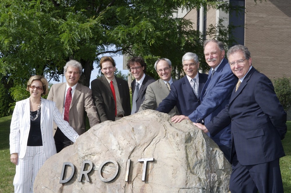 Photo de l'&eacute;quipe d'organisateurs prise lors du 25e anniversaire du S&eacute;minaire, en 2007. Deux d'entre eux se sont retir&eacute;s et plusieurs se sont ajout&eacute;s. On reconna&icirc;t l'honorable Monique Dupuis, Me Pierre Dupras, M. Daniel Proulx (doyen de la Facult&eacute; &agrave; l'&eacute;poque), l'honorable &Eacute;ric Downs, Me Luc Chamberland, Me Jean Fr&eacute;chette, l'honorable Michael Sheehan et l'honorable Claude Chicoine.