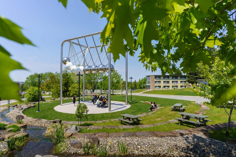 Intitul&eacute;e&nbsp;Les Actions&nbsp;r&eacute;ciproques,&nbsp;l'&oelig;uvre magistrale a &eacute;t&eacute; inaugur&eacute;e le 27 mai dernier au Campus principal de l'UdeS.