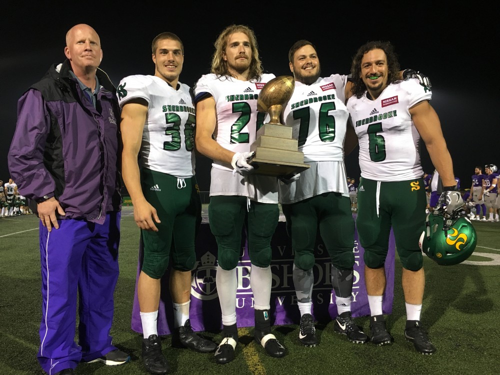 Les quatre capitaines du Vert & Or ont re&ccedil;u le troph&eacute;e des gagnants de ce duel UdeS-Bishop's des mains du directeur des sports des Gaiters, Matt McBride.