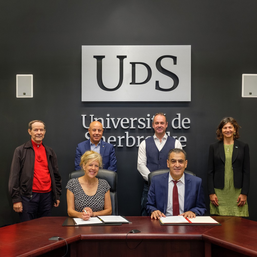 De gauche &agrave; droite : Dr Khiati, philanthrope aux relations internationales de l&rsquo;Universit&eacute; canadienne de Duba&iuml;; Christine Hudon, vice-rectrice aux relations internationales; Ammar Yahia, professeur &agrave; la Facult&eacute; de g&eacute;nie (au fond); Roch Lefebvre, vice-doyen aux &eacute;tudes sup&eacute;rieures de la Facult&eacute; de g&eacute;nie (au fond); Abdelkrim Chelli, pr&eacute;sident de l&rsquo;Universit&eacute; canadienne de Duba&iuml;; et B&eacute;n&eacute;dicte Th&eacute;rien, conseill&egrave;re aux relations internationales &agrave; USherbrooke international.