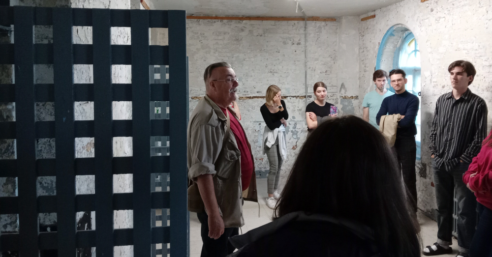 Dans le cadre de cette &eacute;cole d'&eacute;t&eacute;, les &eacute;tudiantes et les &eacute;tudiants ont la chance de visiter la prison Winter en compagnie de Guy Thibodeau, qui y a &eacute;t&eacute; agent des services correctionnels de 1979 &agrave; 1990.