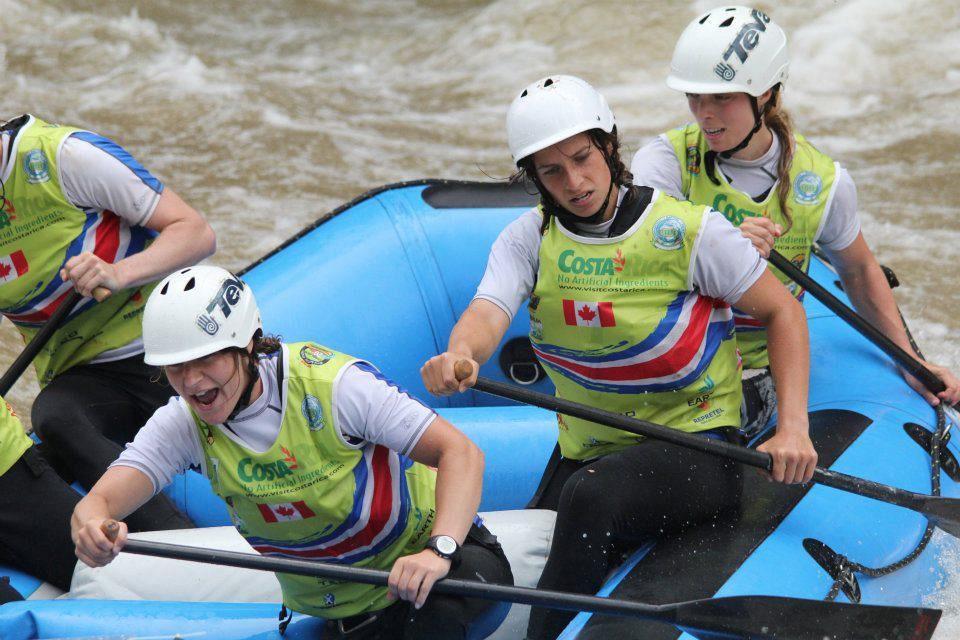V&eacute;ronique Delisle occupe la position de milieu gauche dans le raft.