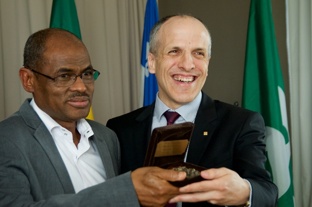 Le Pr&nbsp;Mahamane Ma&iuml;ga a re&ccedil;u, des mains du doyen, le Pr Pierre Cossette, la m&eacute;daille humaniste de la FMSS.