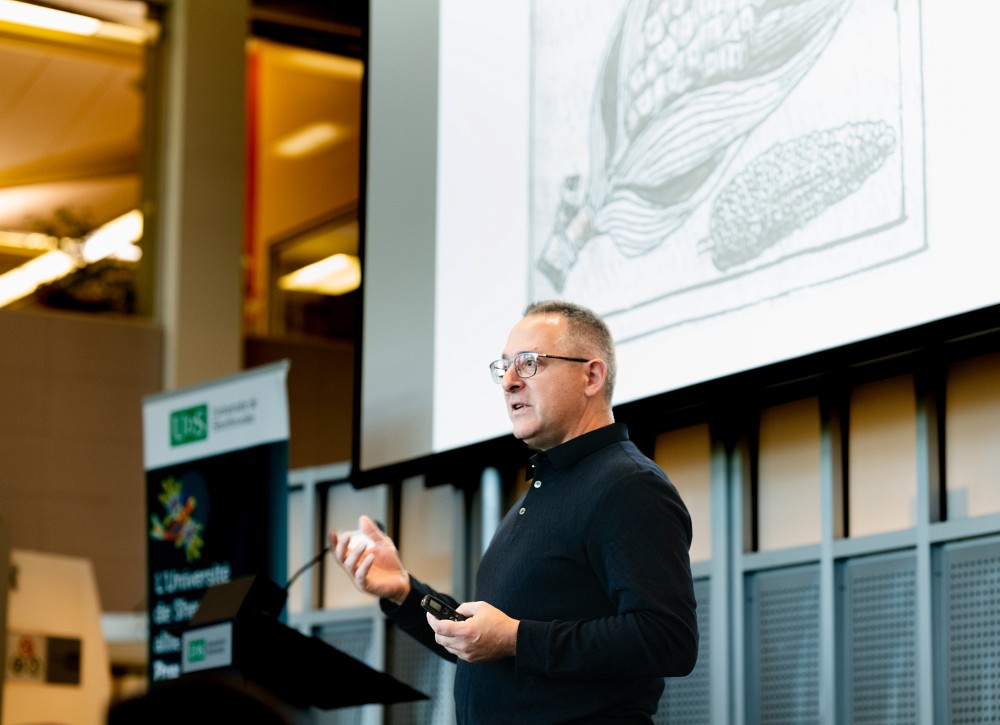 Le Pr Peter Moffett (sur la photo), Rosalie L&eacute;onard et Pr Tristan Landry (du D&eacute;partement d'histoire) ont con&ccedil;u un nouveau cours novateur qui&nbsp;plonge les personnes &eacute;tudiantes dans le monde fascinant des plantes : biologie, histoire, culture et enjeux de soci&eacute;t&eacute;.